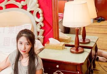 GIRLT果团网 – little贝壳喵的野生美足，图中没有圣光，只剩迷离的目光