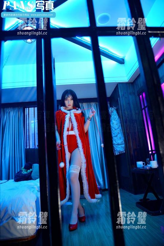 PANS写真-紫萱 PANS写真 - 试图认真欣赏紫萱的制服写真合集,结果发现自己好像在想别的……