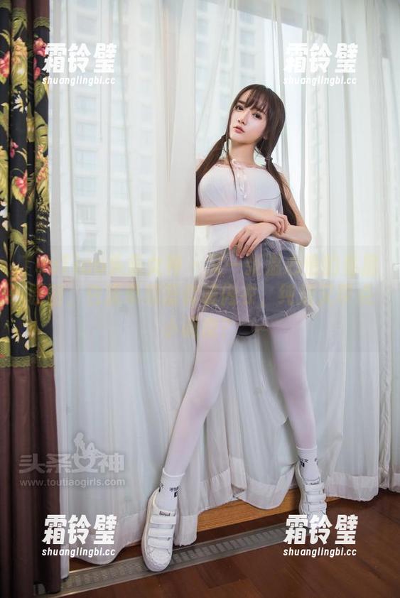 TouTiao头条女神-温心怡 TouTiao头条女神 - 又一张温心怡的私房原图,白床单和蓝套装内衣,纯洁又带点小调皮?