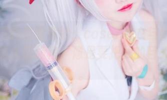 这原图的构图真妙：coser衣衣与她的碧蓝航线大凤旗袍，像是要把我的目光抓住。