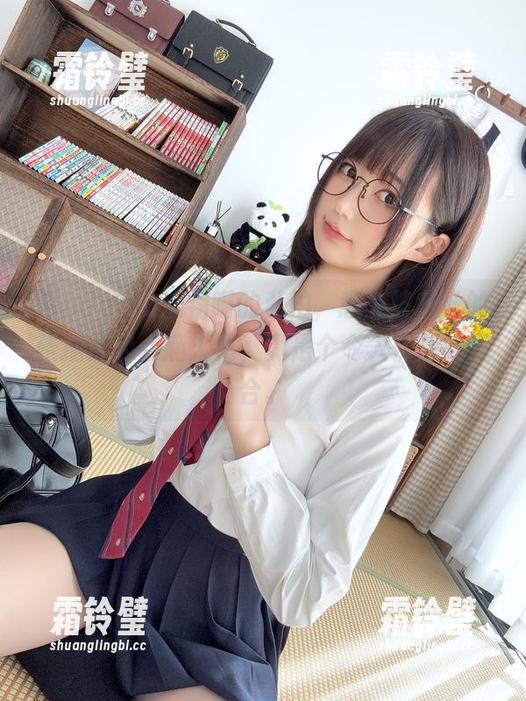 看nagisa魔物喵的私拍，意外被灰丝的碰撞打起点滴火花，真是个令人费解的组合。