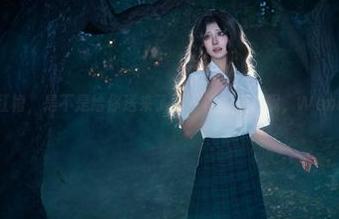 原图里的红裙，是不是给你送来了不一样的色彩呢，Wendy真妙。