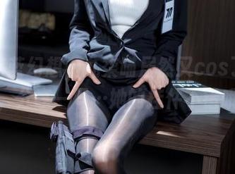 看这碧蓝幻想，九柒喵居然又cos了古蕾雅，分享一下…她的挂件不错哦！