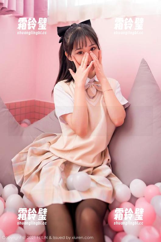 嗲囡囡 - 看！施忆佳KITTY的眼镜竟然会眨眼？写真里的魔力时刻！