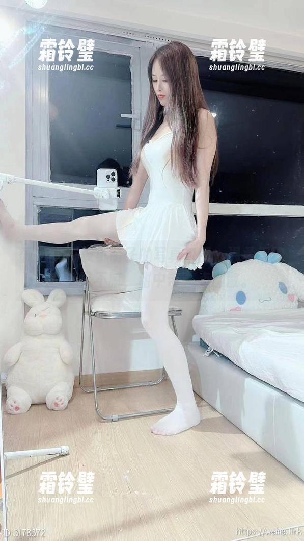 小萌子 微密圈 - 被小萌子的写真包围,温柔得像蜜糖又不腻,甜中带一点懒散。