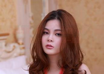 尤物馆 – 与其说是写真，倒不如说是孟狐狸FoxYini在玩转她的套装，观看中我看到了另一扇窗。