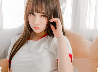尤猫醒醒ovo的油亮写真，啊，这姿态和灯光，果然又引发我无尽的猜测。