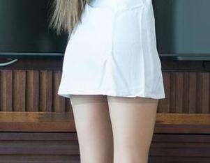 推女神 – 琪琪qlql亲自上阵，最新写真里那双网袜暗示了点什么。