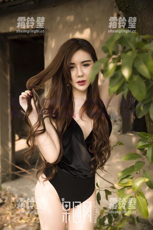 果团网 - 原图见证！沈梦瑶与白丝的呆萌对话，即使旁边被闪光灯照到了也无所谓！
