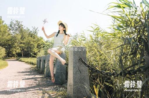 这套窗边的作品，桃墨公子想让我们注意的...不只有外面的景色吧？