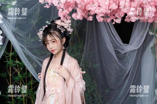 爆机少女喵小吉的美腿图集，分享给爱腿控的你，快来给我点个赞吧！