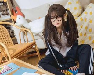 神沢永莉的美图珍藏册，粉色格子裙如同流星般划过我的心。