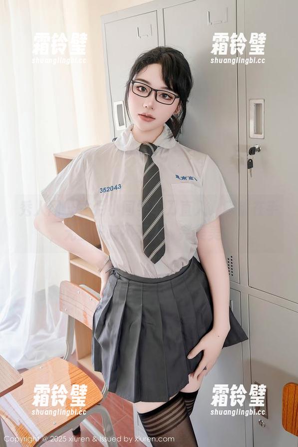 秀人网 - 古月小同学单刀直入，眼镜在手，无圣光踩不死人，完美美图！