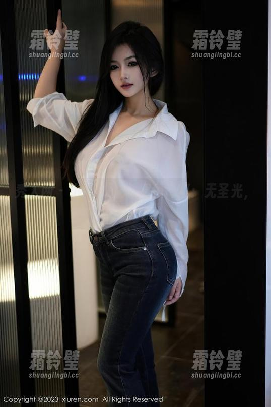 秀人网 - 小Kiki在制服里闲逛：无圣光，舒适就好