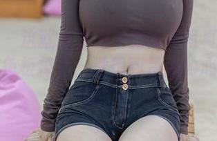 秀人网 – 这就是金纯一的红裙写真？我以为是调色板掉了，没想到是我的心也跟着飘了！