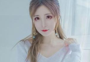 翎柒菜菜的新作黑丝，图片好像在说：“别多看，快跑！”