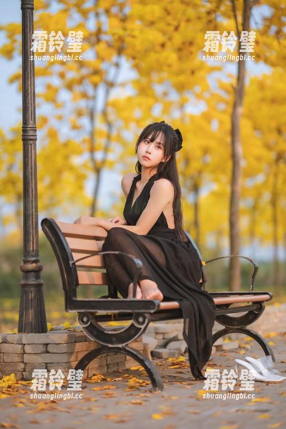 黑丝的诱惑，萌芽儿o0写真中的无声叹息。
