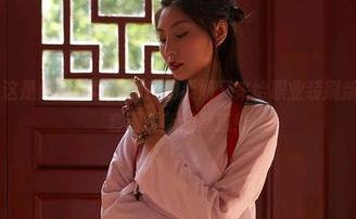 蜜桃社 – 这是什么职场魔力？伊素妍又来给职业装刷新定义了！套图更新速聚焦！