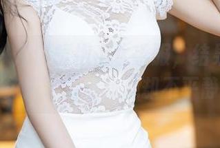语画界 – 月音瞳抱上水手服，结果是这照片免费了但是我心却不平静。