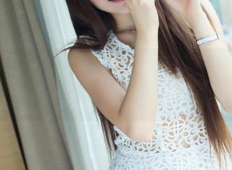 青豆客 – 施忆佳的校服，原图是不是太有个性了？