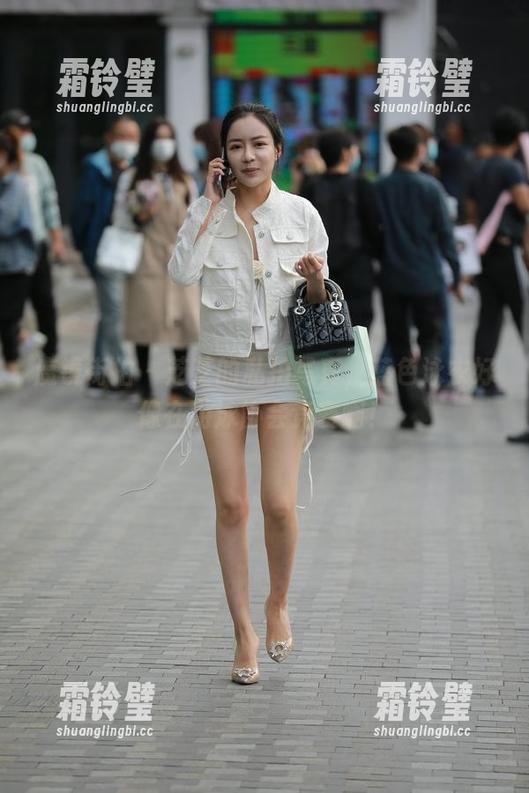 魔镜街拍 - 芝芝的私拍写真，蓝色泳衣好像在游泳协会竞赛啊！